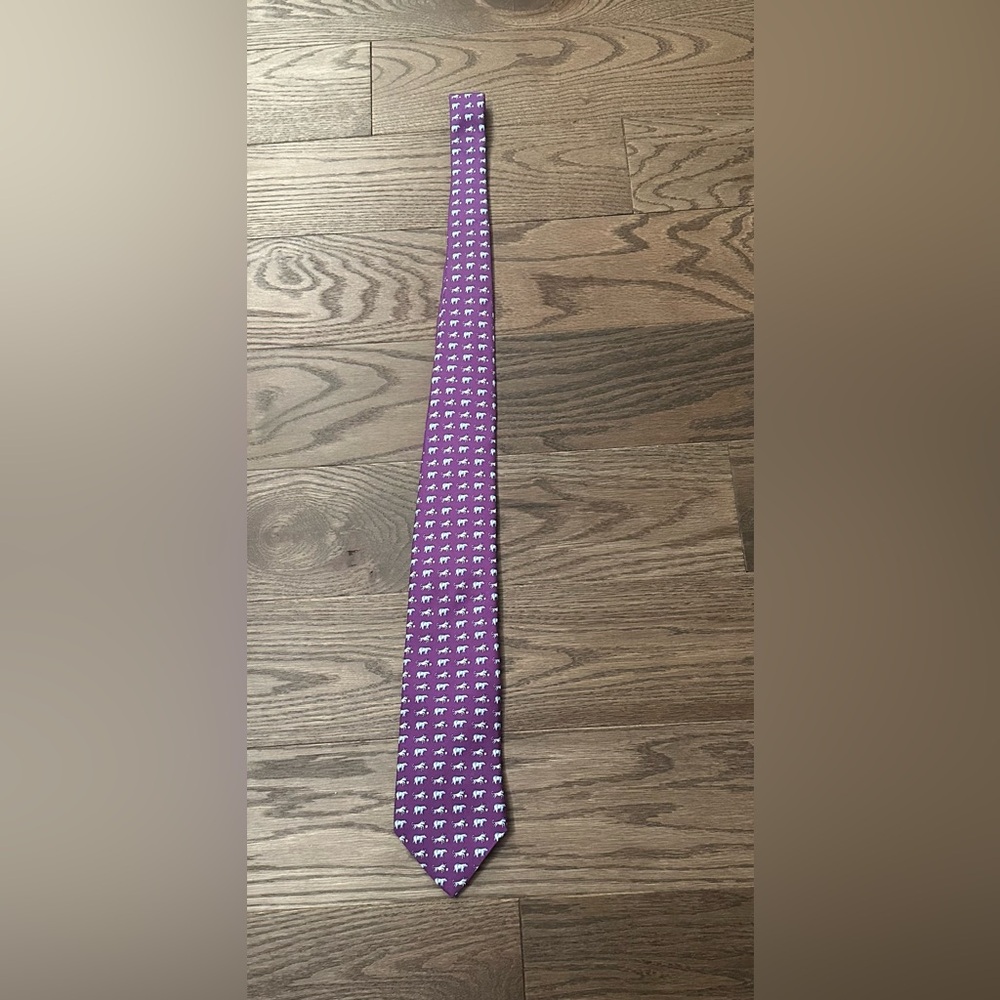Vineyard Vines Mens Silk Tie Purple Bulls Pattern 3.5” Width 60” Length